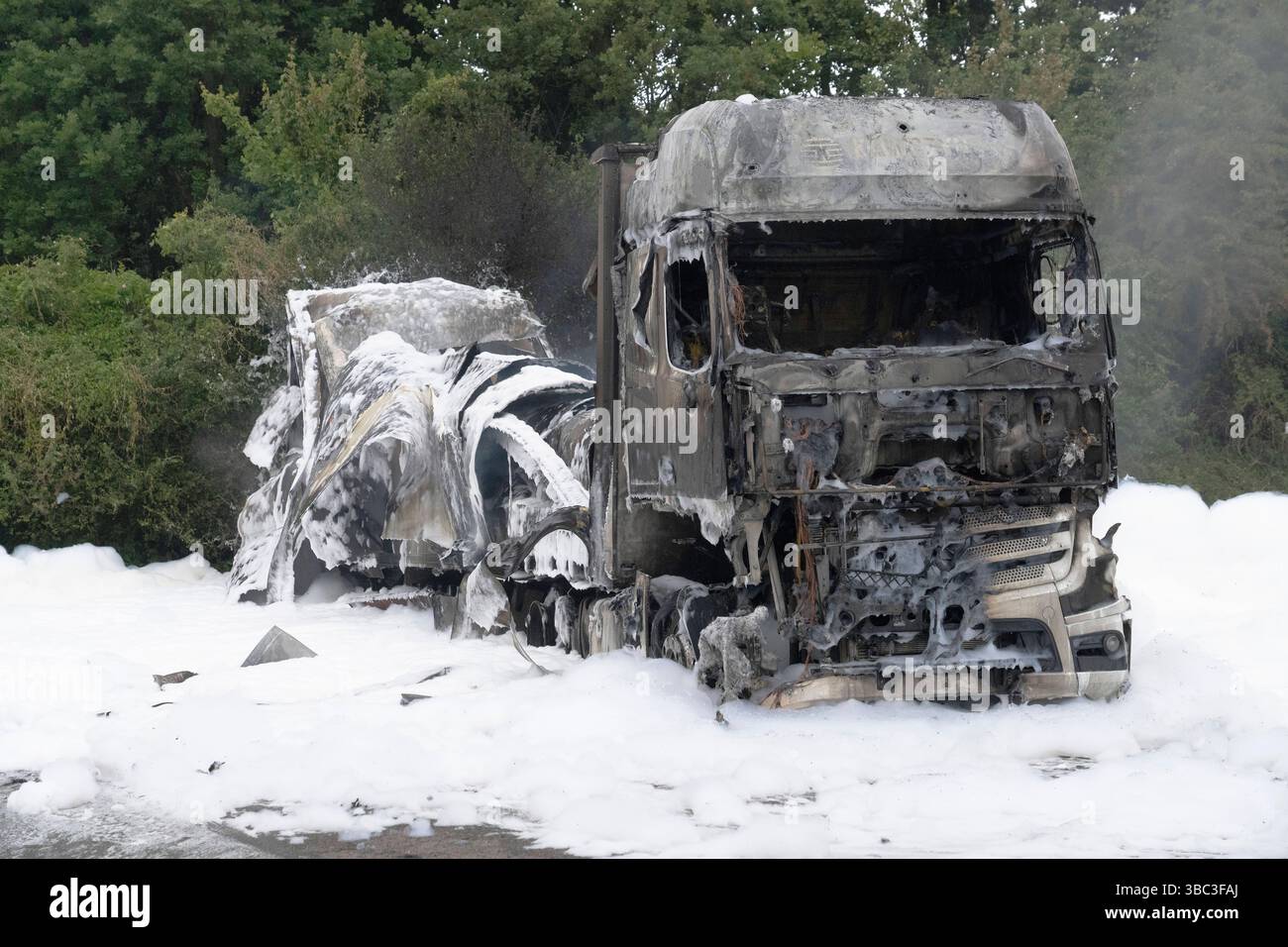 LKW-Brand auf dem Hotelparkplatz von Van der Valk in den frühen Morgenstunden brannte auf dem Parkplatz der Hotelkette Van der Valk ein abgestellter LKW komplett aus. Die Brandursache ist noch unbekannt. Der Fahrer War nicht im Fahrzeug. Die Feuerwehr musste einen größeren Schaumteppich um das brennende Fahrzeug legen. Löschschäume, insbesondere solche, die per- und polyfluorierte Alkylverbindungen PFAS wie PFOS enthalten, können giftig und gesundheitsschädlich sein. Moers Deutschland Nordrhein-Westfalen / NRW *** incendio di camion nel parcheggio dell'hotel Van der Valk nelle prime ore del mattino Foto Stock