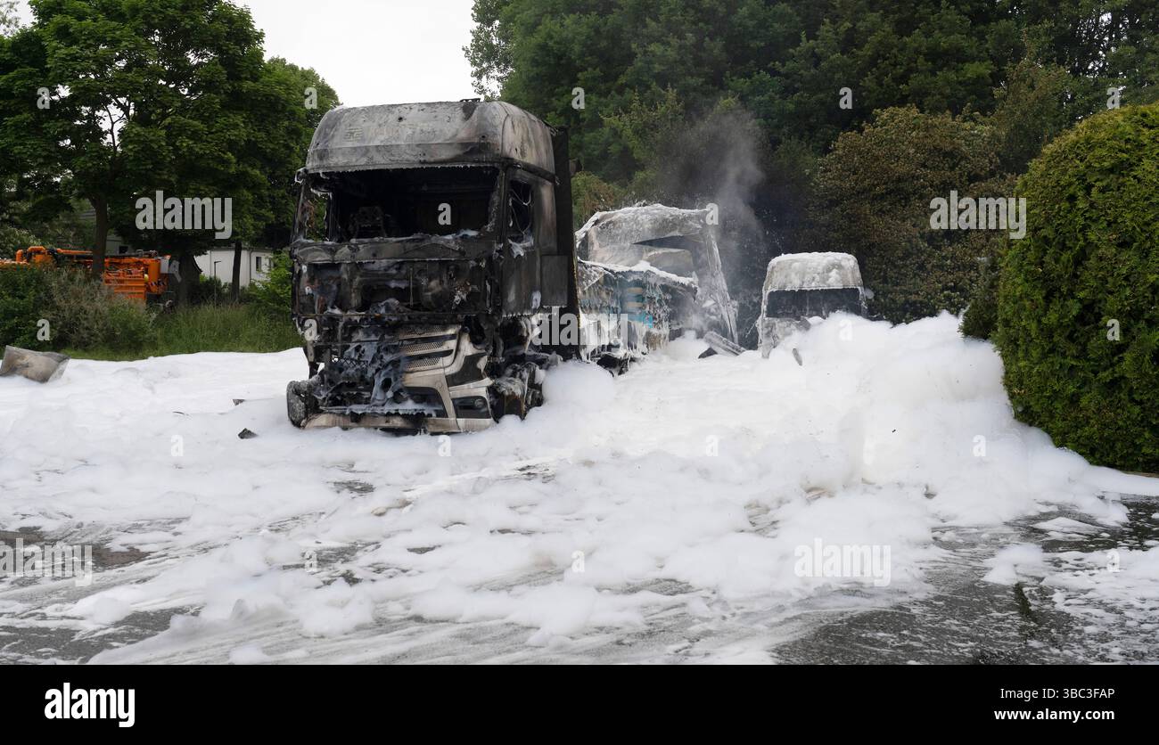 LKW-Brand auf dem Hotelparkplatz von Van der Valk in den frühen Morgenstunden brannte auf dem Parkplatz der Hotelkette Van der Valk ein abgestellter LKW komplett aus. Die Brandursache ist noch unbekannt. Der Fahrer War nicht im Fahrzeug. Die Feuerwehr musste einen größeren Schaumteppich um das brennende Fahrzeug legen. Löschschäume, insbesondere solche, die per- und polyfluorierte Alkylverbindungen PFAS wie PFOS enthalten, können giftig und gesundheitsschädlich sein. Moers Deutschland Nordrhein-Westfalen / NRW *** incendio di camion nel parcheggio dell'hotel Van der Valk nelle prime ore del mattino Foto Stock