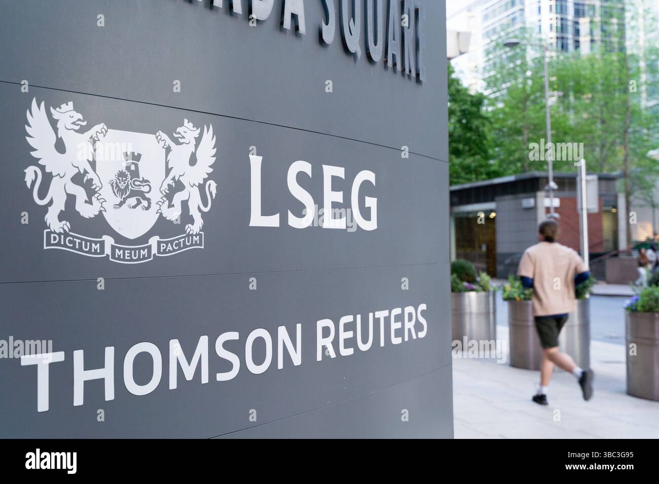 Il marchio LSEG e Thomson Reuters è stato esposto all'esterno dell'ingresso del loro edificio per uffici nel quartiere finanziario di Canary Wharf, nel Regno Unito Foto Stock