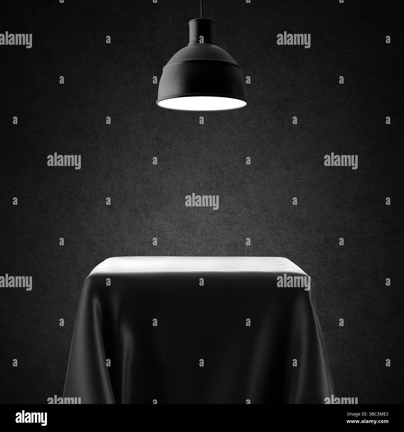 Tavolo vuoto bianco e nero con lampada a sospensione e faretto, piedistallo rivestito in tessuto su sfondo retroilluminato Foto Stock