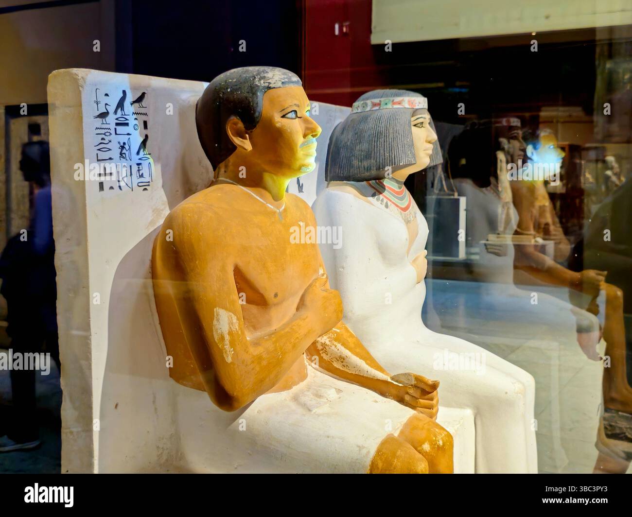 Cairo, Egitto, 1 febbraio 2025: Rahotep e Nofret (2575-2550 a.C.) all'interno del Museo egizio o del Cairo a Tahrir, costruito nel 1901, ospita il più grande colle Foto Stock