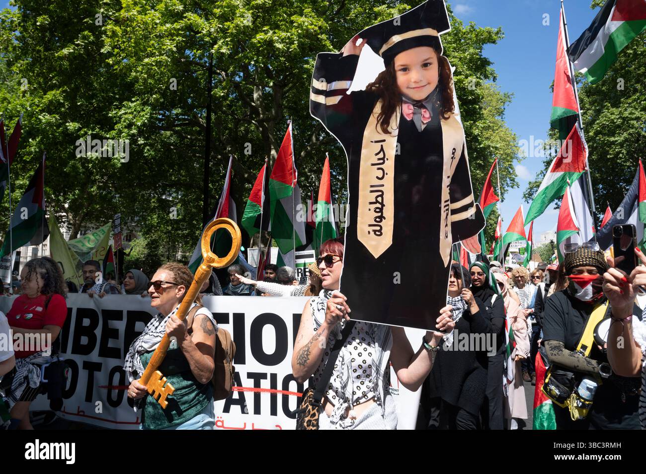 Il 17 maggio 2025 in occasione della giornata di Nakba (catastrofe) migliaia di persone hanno marciato attraverso il centro di Londra chiedendo un cessate il fuoco e la fine del bo israeliano Foto Stock