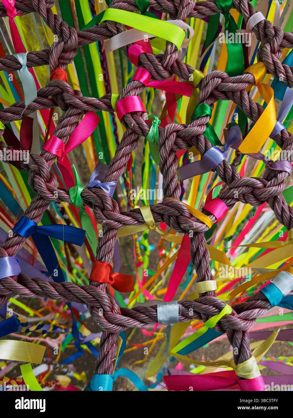 Nastri colorati appesi a corde sottili intrecciate, vista dall'alto Foto Stock