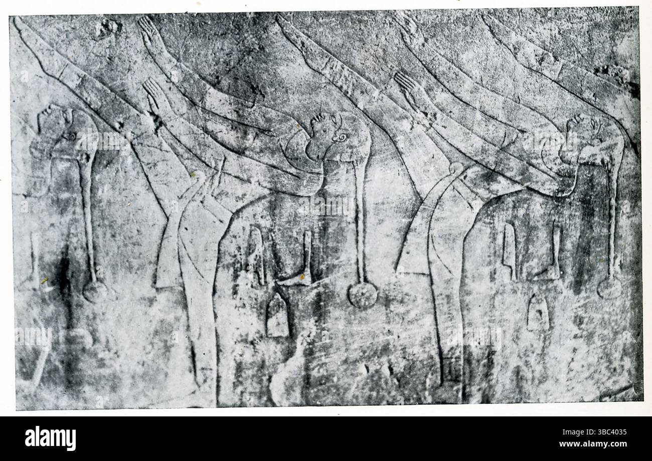 Questa foto del 1925 mostra un antico rilievo che è stato scoperto in una tomba in Egitto. Mostra ballerini. Foto Stock