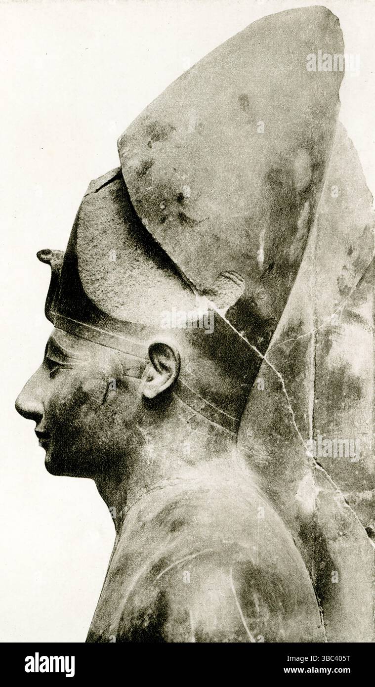 Questa foto risalente ai primi anni '1920 mostra la testa di una statua di basalto di Thutmose III (morto nel 1425 a.C.). Proviene da Karnak e dal Museo del Cairo. Il re è raffigurato indossando la corona bianca o a getto d'acqua dell'alto Egitto, con la punta dell'alta corona ora rotta. Thutmose III, a volte chiamato Thutmose il grande, fu il quinto faraone della XVIII dinastia d'Egitto. Foto Stock