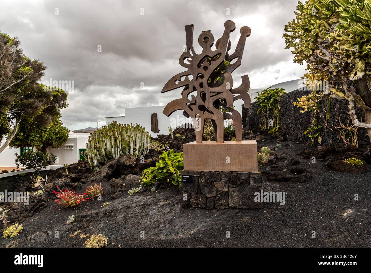 Scultura El Triunfador di César Manrique nel giardino di cactus della Fondazione César Manrique. La figura astratta si trova su una base di pietra. La figura astratta si trova su una base di pietra. Calle Jorge Luis Borges, Teguise, Canarias, Spagna Foto Stock