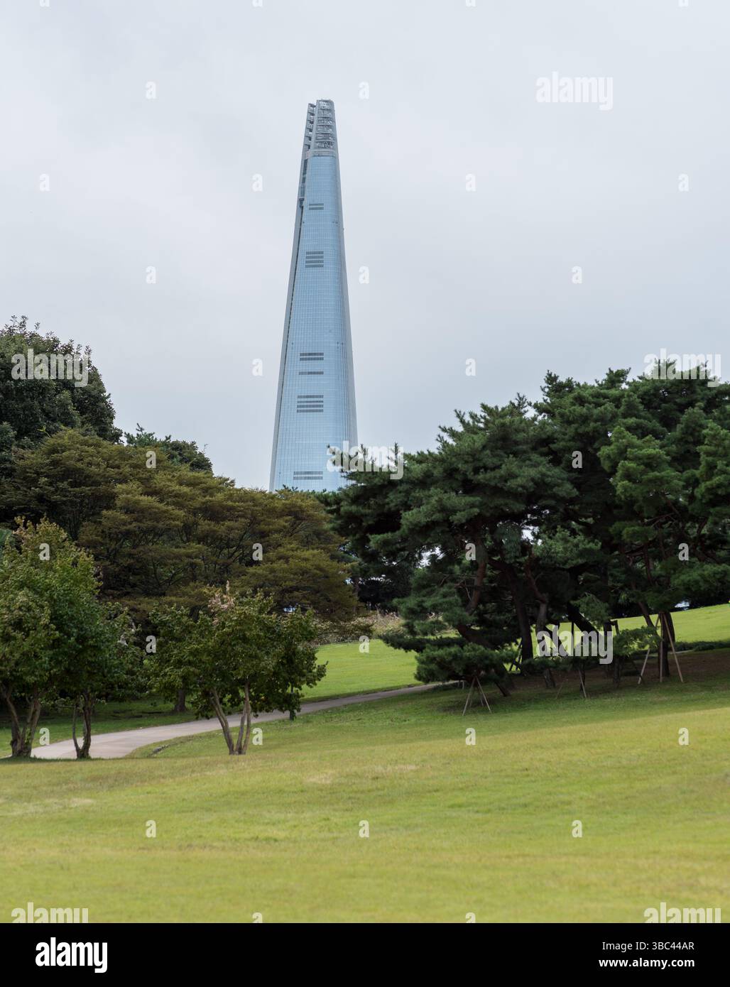 Lotte World Tower, grattacielo alto 555 m, situato a Sincheon-dong nel distretto di Songpa di Seoul, Corea del Sud, il 7 ottobre 2023 Foto Stock