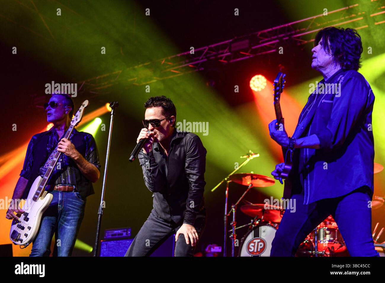 Buenos Aires (17 maggio 2025). Gruppo grunge americano Stone Temple Pilots (Dean DeLeo, chitarra; Robert DeLeo, basso; Jeff Gutt, voce), si esibisce dal vivo a Estadio Obras, Buenos Aires (Argentina). Crediti: Mariano Garcia/Alamy Live News Foto Stock