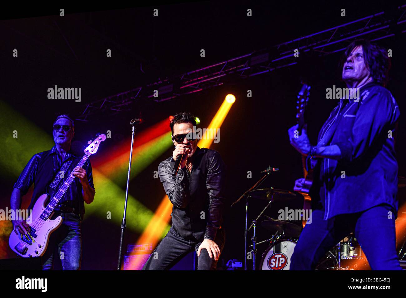 Buenos Aires (17 maggio 2025). Gruppo grunge americano Stone Temple Pilots (Dean DeLeo, chitarra; Robert DeLeo, basso; Jeff Gutt, voce), si esibisce dal vivo a Estadio Obras, Buenos Aires (Argentina). Crediti: Mariano Garcia/Alamy Live News Foto Stock