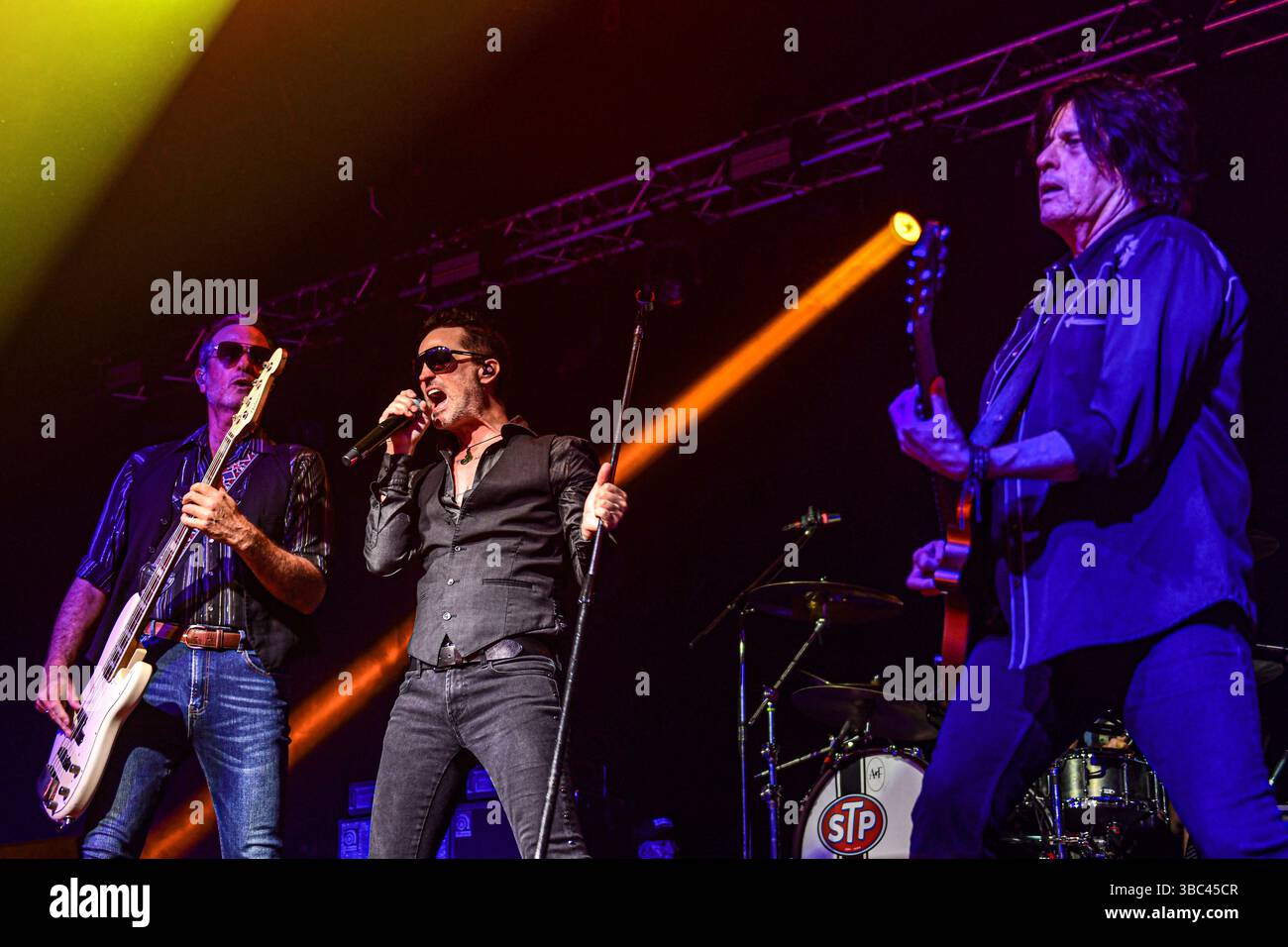 Buenos Aires (17 maggio 2025). Gruppo grunge americano Stone Temple Pilots (Dean DeLeo, chitarra; Robert DeLeo, basso; Jeff Gutt, voce), si esibisce dal vivo a Estadio Obras, Buenos Aires (Argentina). Crediti: Mariano Garcia/Alamy Live News Foto Stock