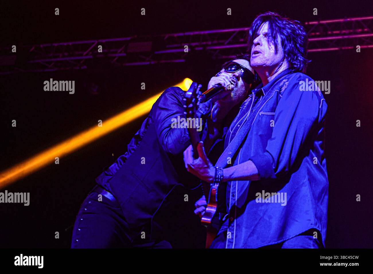 Buenos Aires (17 maggio 2025). Gruppo grunge americano Stone Temple Pilots (Dean DeLeo, Jeff Gutt), che si esibisce dal vivo a Estadio Obras, Buenos Aires (Argentina). Crediti: Mariano Garcia/Alamy Live News Foto Stock