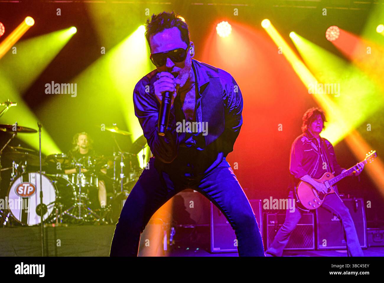 Buenos Aires (17 maggio 2025). Gruppo grunge americano Stone Temple Pilots (Jeff Gutt, voce; Dean DeLeo, chitarra; Eric Kretz, batteria), si esibisce dal vivo a Estadio Obras, Buenos Aires (Argentina). Crediti: Mariano Garcia/Alamy Live News Foto Stock