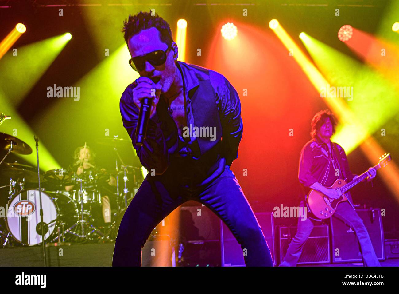 Buenos Aires (17 maggio 2025). Gruppo grunge americano Stone Temple Pilots (Jeff Gutt, voce; Dean DeLeo, chitarra, Eric Kretz, batteria), si esibisce dal vivo a Estadio Obras, Buenos Aires (Argentina). Crediti: Mariano Garcia/Alamy Live News Foto Stock