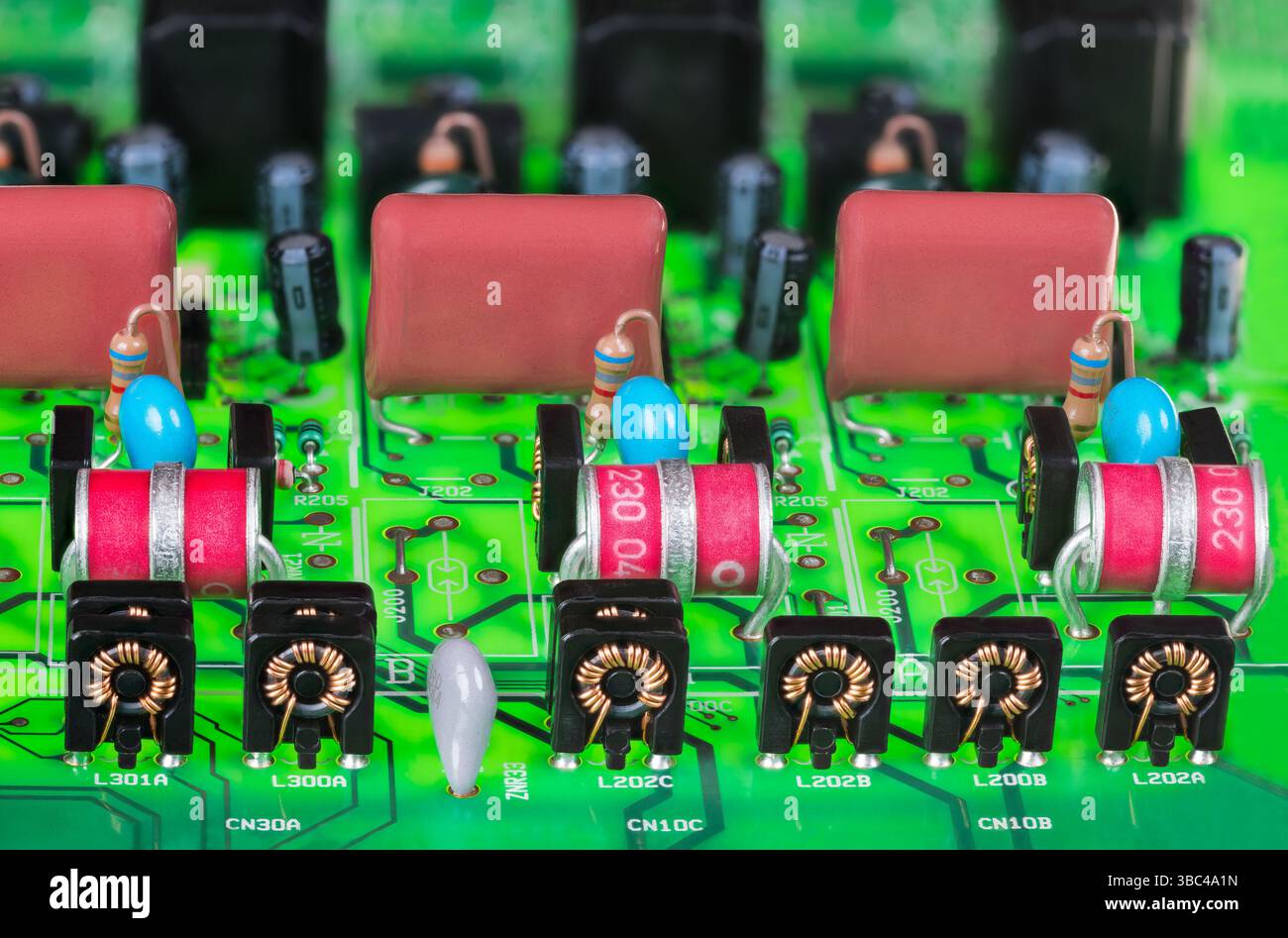 Componenti Eectronic nella protezione contro le sovratensioni della parte analogica della centrale telefonica digitale. Bobine, tubi a scarica di gas con dispositivo di arresto elettrodi, condensatori su circuito stampato. Foto Stock