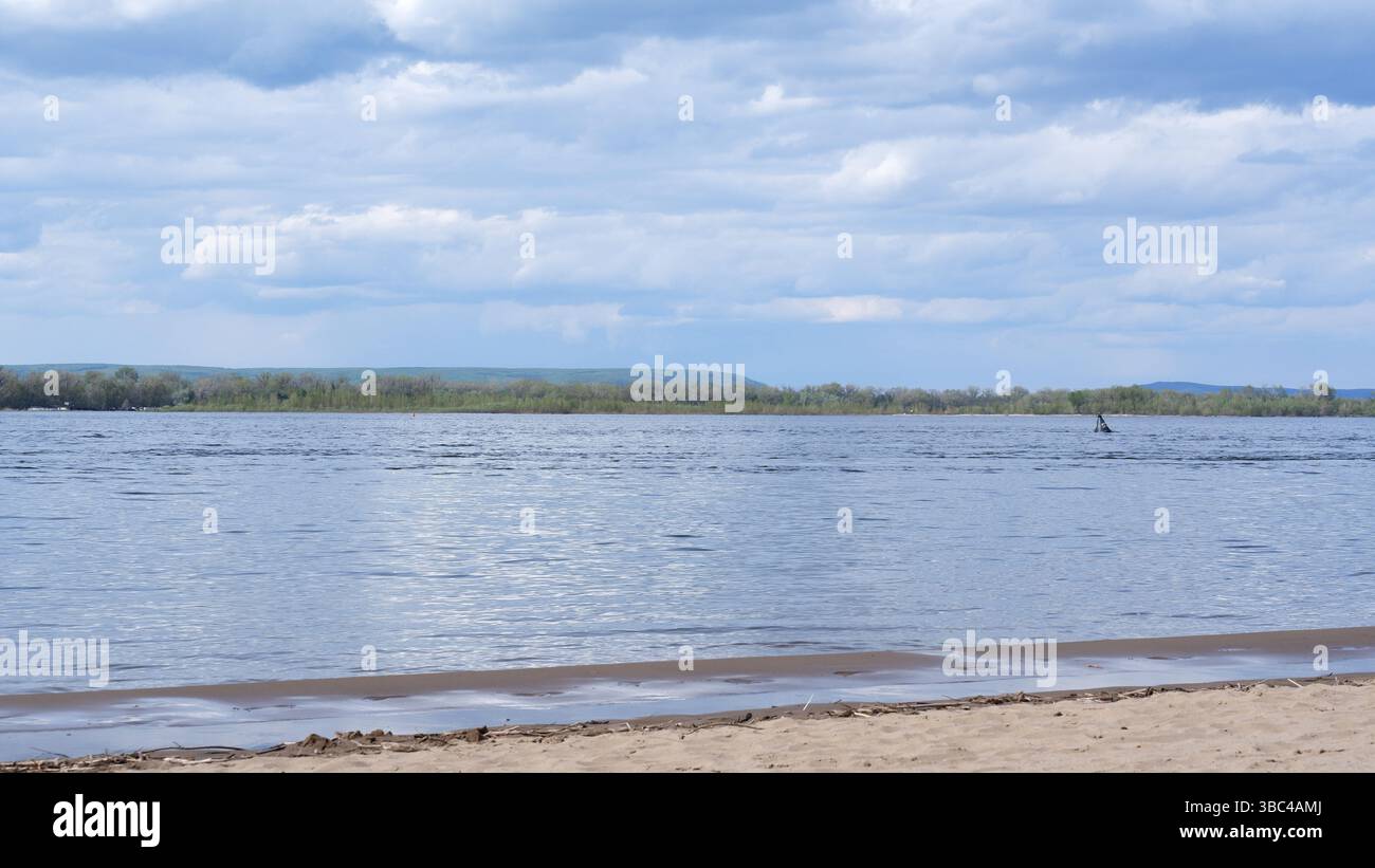 Vista sul fiume Volga, Russia. Fiume blu senza fine in estate. Tranquillo paesaggio naturale. In viaggio in Russia. Foto Stock