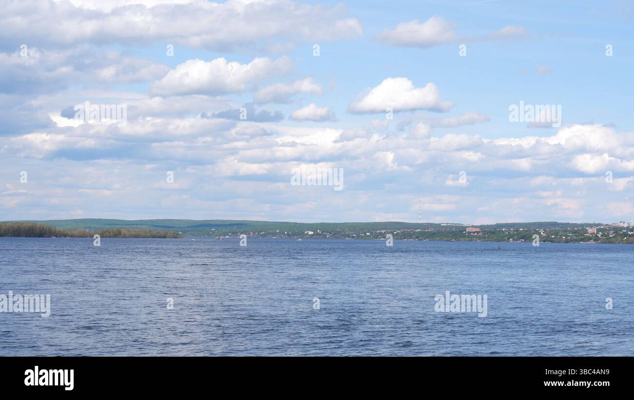 Vista sul fiume Volga, Russia. Fiume blu senza fine in estate. Tranquillo paesaggio naturale. In viaggio in Russia. Foto Stock