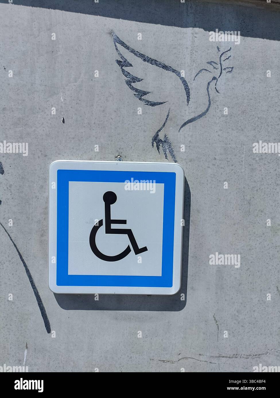 France Maurienne Jarrier : panneau de stationnement réservé aux personnes à mobilité réduite Foto Stock