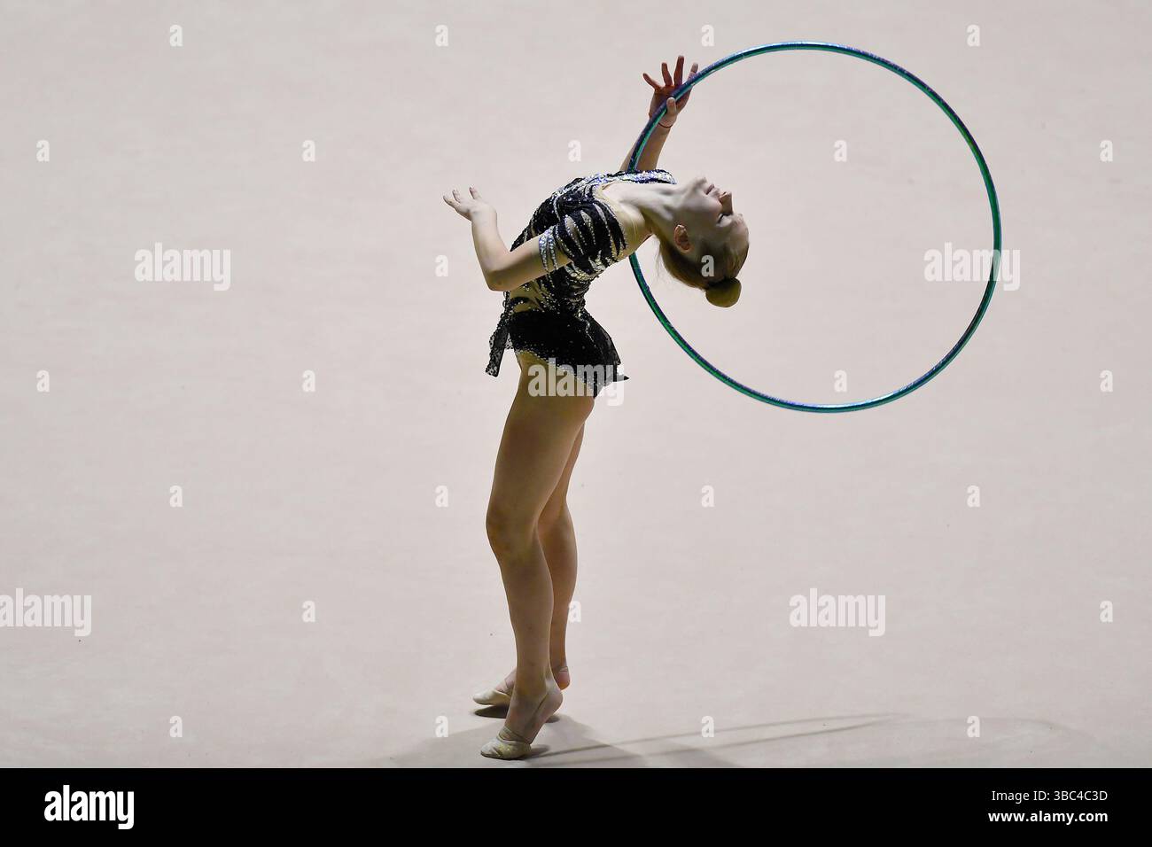 17 maggio 2025, Torino, Italia, Italia: Italia, Torino 17 maggio 2025.Pala Gianni Asti di Torino .finale sei del Campionato Nazionale di ginnastica ritmica serie A 2025.Alina Vasilenko (Fabriano) cerchio (Credit Image: © Tonello Abozzi/Pacific Press via ZUMA Press Wire) SOLO USO EDITORIALE! Non per USO commerciale! Foto Stock