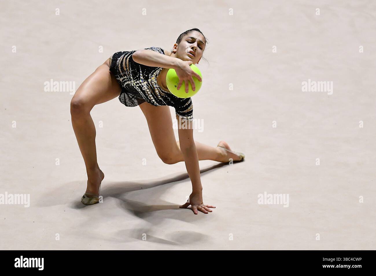 Torino, Italia, Italia. 17 maggio 2025. Italia, Torino 17 maggio 2025.Pala Gianni Asti di Torino .finale sei del Campionato Nazionale di ginnastica ritmica serie A 2025.Sofia Raffaelli (Fabriano) Ball (Credit Image: © Tonello Abozzi/Pacific Press via ZUMA Press Wire) SOLO USO EDITORIALE! Non per USO commerciale! Foto Stock