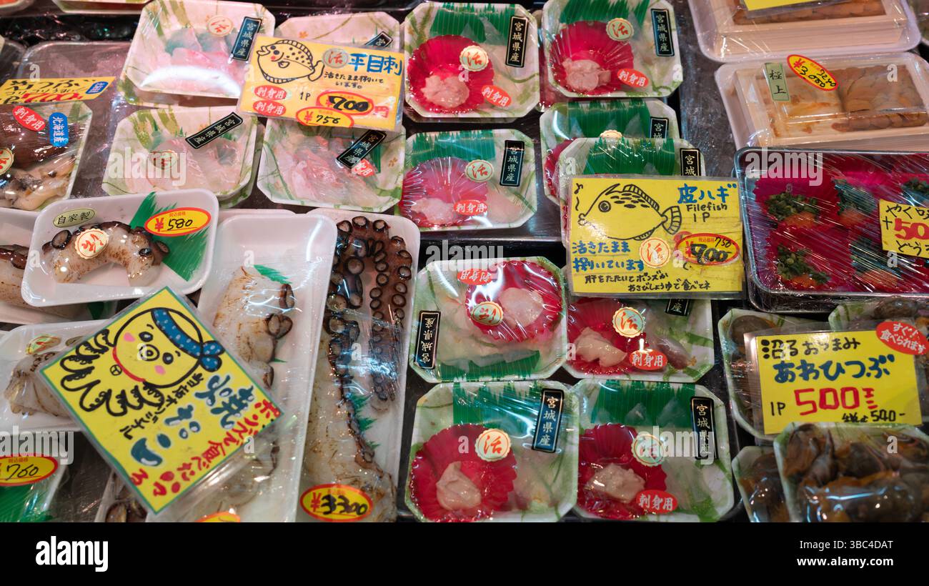 Sendai, Giappone 17 aprile 2025: Sashimi di molluschi e pesce è in vendita al mercato mattutino di Sendai Asaichi. Il mercato mattutino di Sendai asaichi è uno dei vecchi Foto Stock