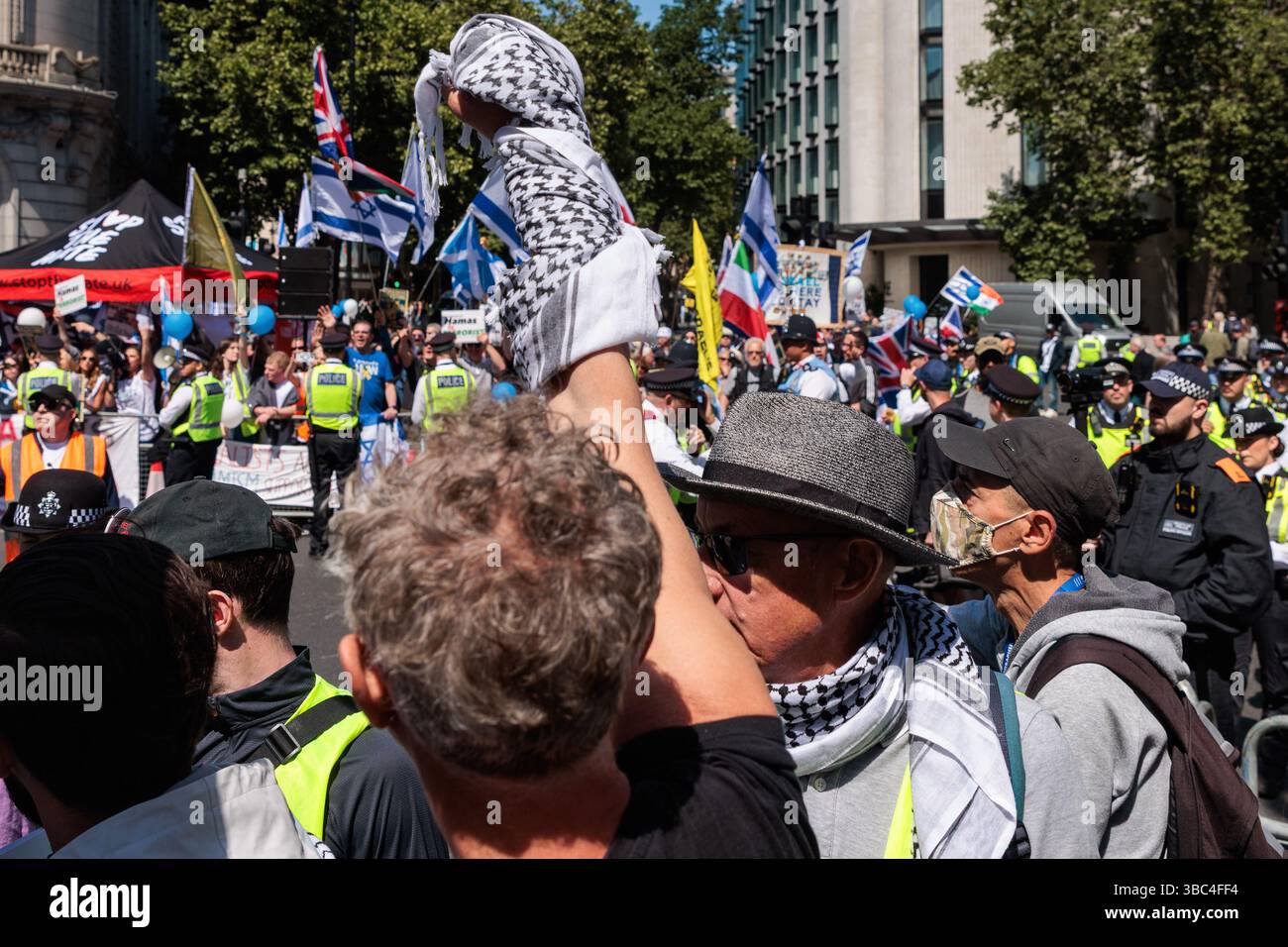 Londra, Regno Unito. 17 maggio 2025. I manifestanti pro-palestinesi passano una piccola contro-protesta durante una manifestazione per celebrare il 77 ° anniversario della Nakba. Il giorno Nakba, il 15 maggio, commemora lo sfollamento di massa e l'espropriazione di una maggioranza del popolo palestinese e la distruzione della società palestinese nel 1948. Crediti: Mark Kerrison/Alamy Live News Foto Stock