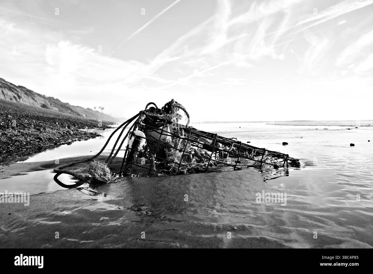 Gabbie di pesca lavate a terra Foto Stock