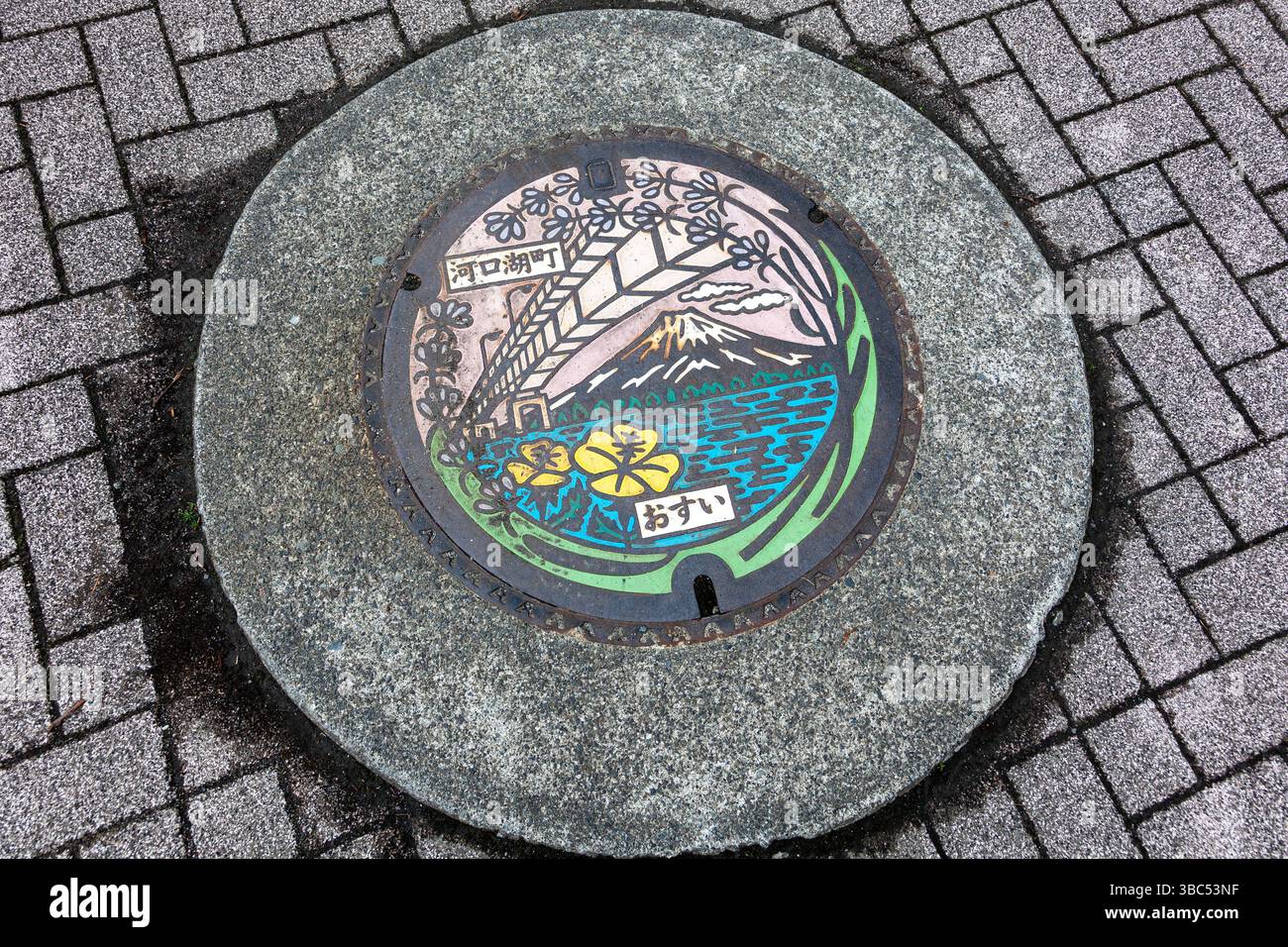 Tombino ornato con il monte Fuji e il lago Kawaguchiko, Kawaguchiko, Giappone Foto Stock