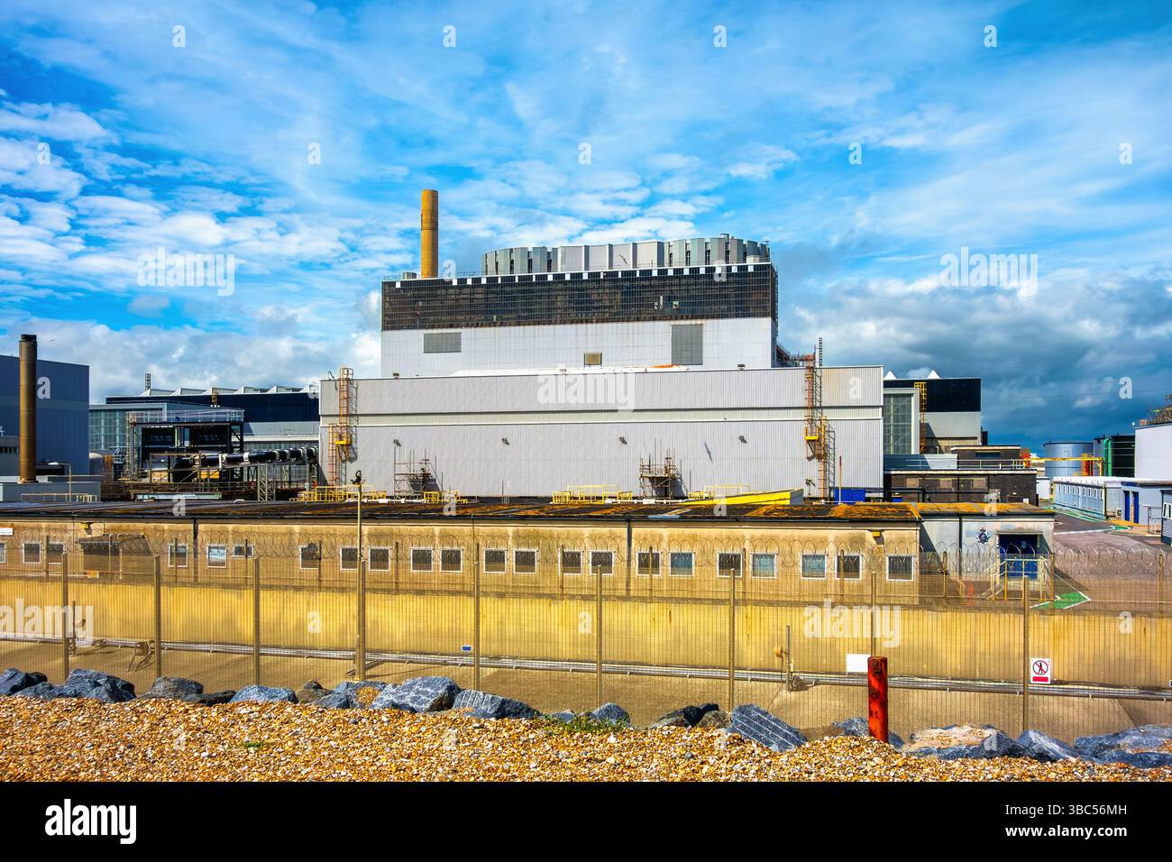 Centrale nucleare dismessa situata all'interno della riserva naturale nazionale di Dungeness Foto Stock