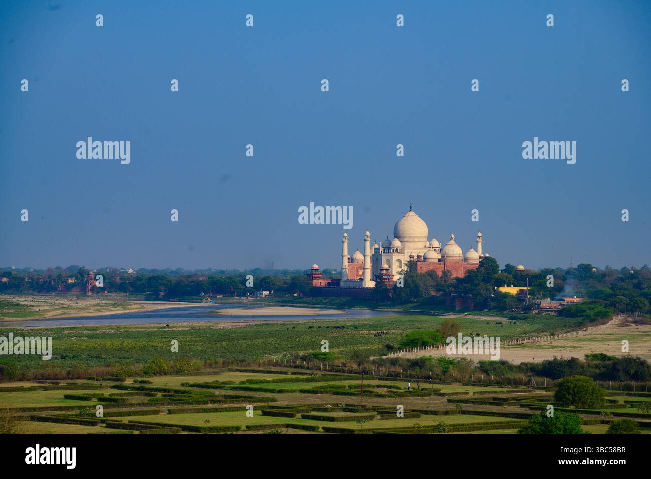 Taj Mahal Mausoleum Exterior in Uttar Pradesh, India, con facciata in marmo bianco Foto Stock