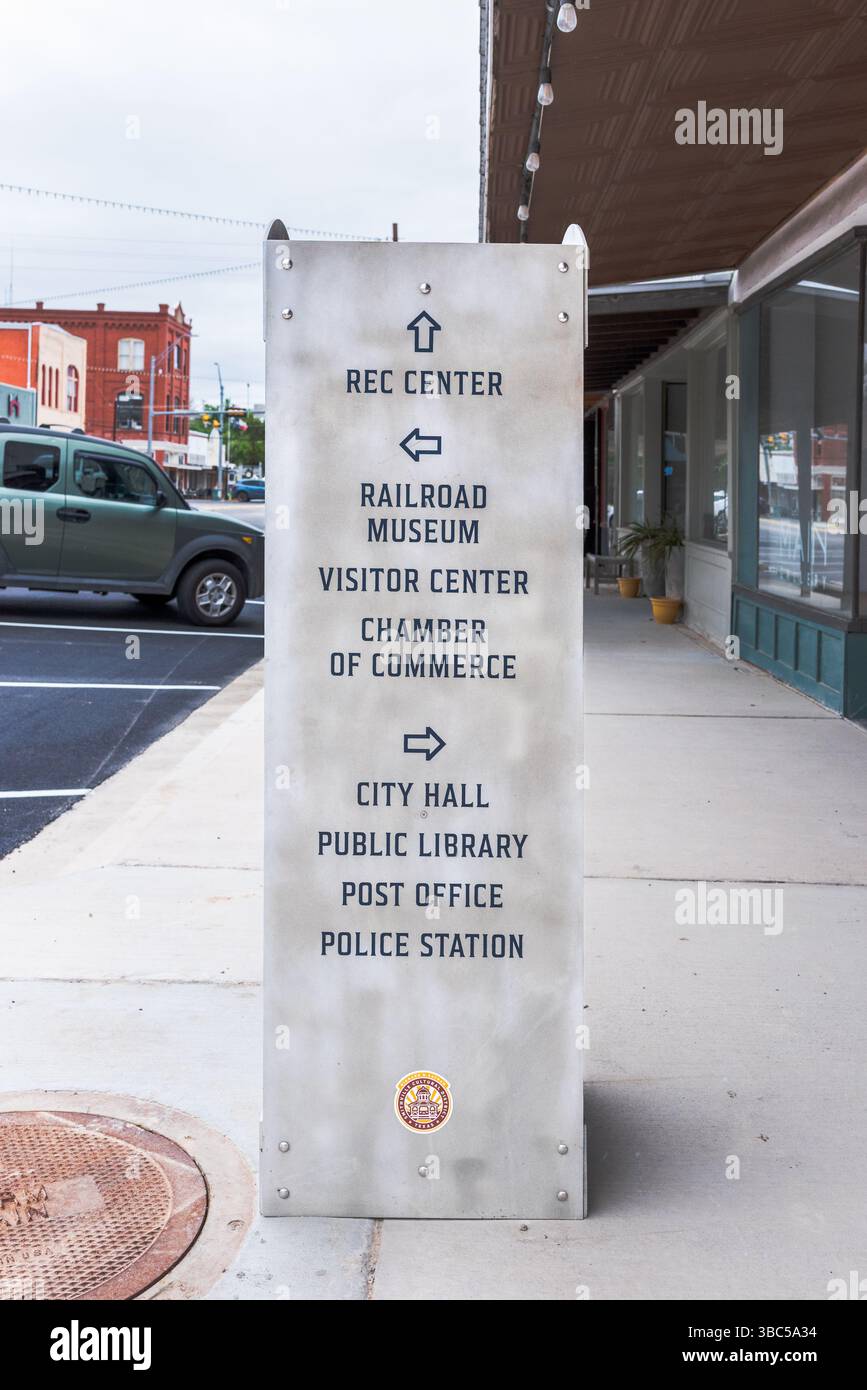 Cartello segnaletico nel centro storico di Smithville, Texas, Stati Uniti. Foto Stock