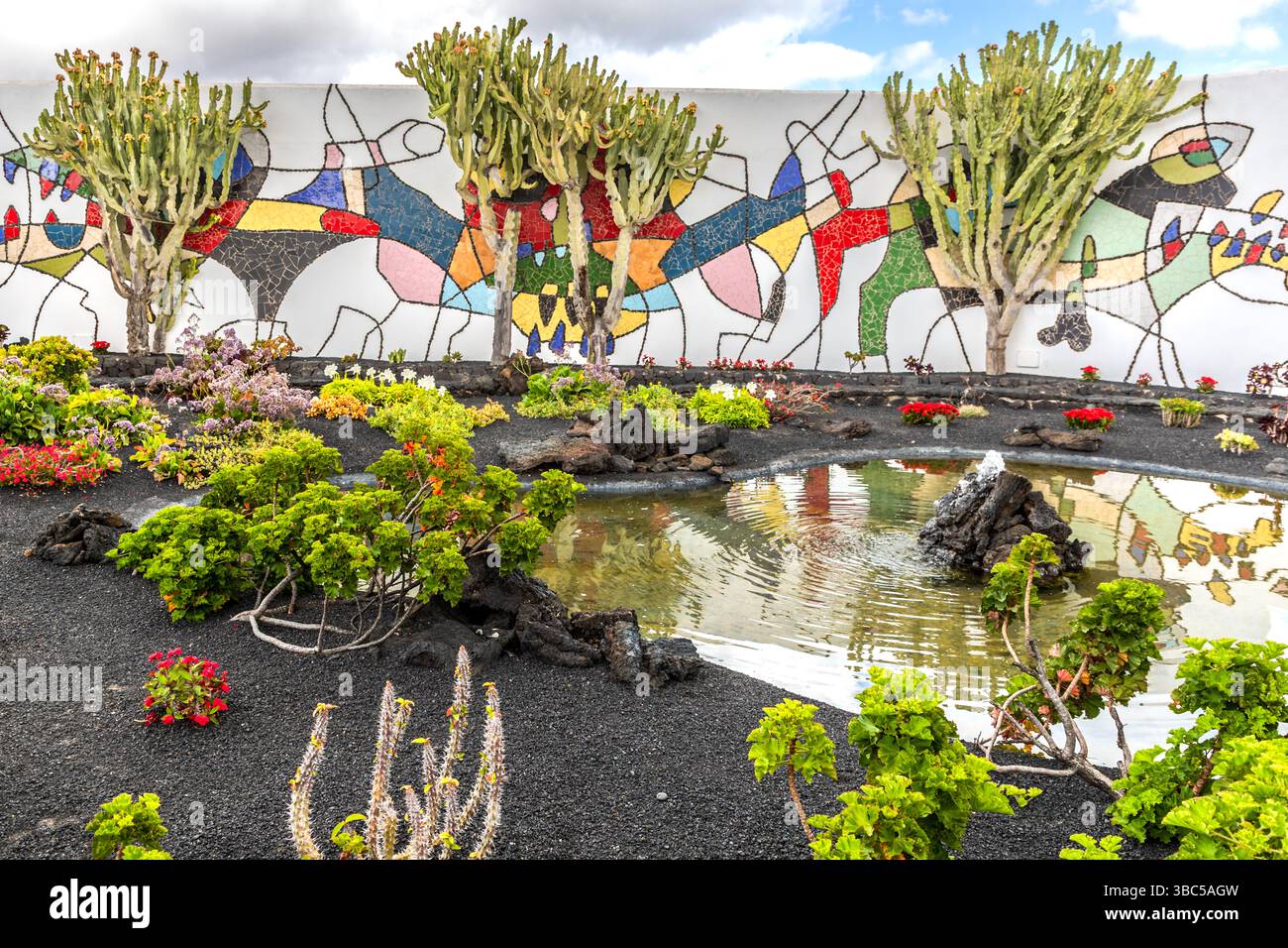 Aiuole della Fondazione César Manrique a Lanzarote con pittura artistica sulle pareti e sullo stagno. Calle Amando Fuentes, Teguise, Canarias, Spagna Foto Stock