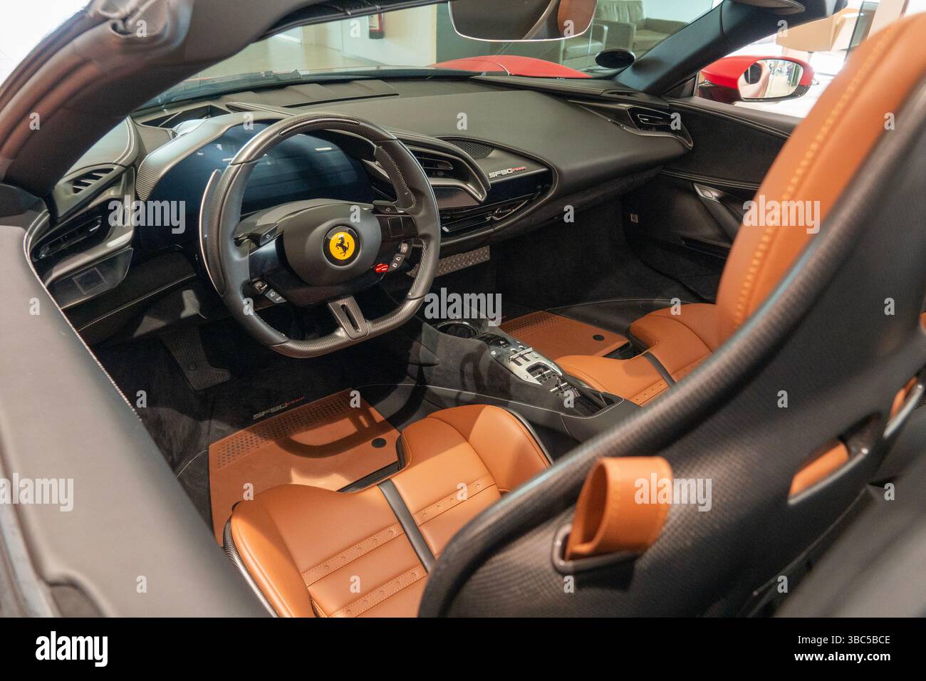 Abitacolo di un hard top Ferrari SF90 Spider con architettura plug-in ibrida in cui il motore è integrato con due motori elettrici sul Foto Stock