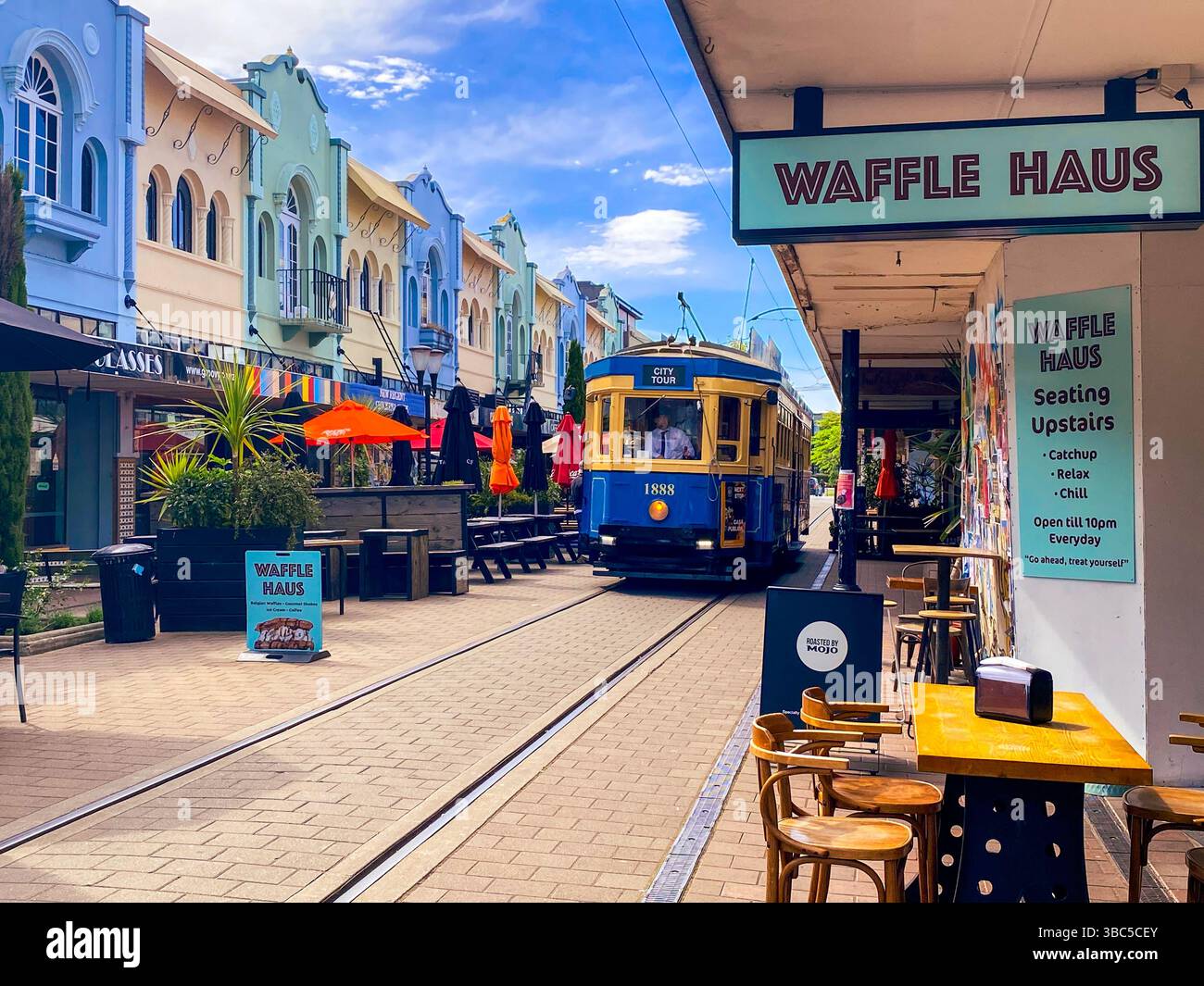 Colorate vetrine ed edifici storici di New Regent Street, Christchurch, New Zealand Aotearoa che riflettono lo stile di San Francisco e Lisbona Foto Stock
