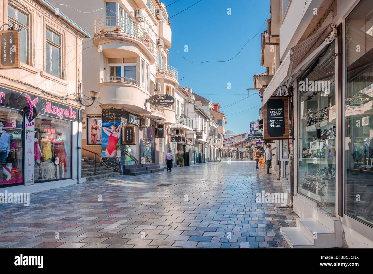 Via San Clemente di Ocrida, la principale via pedonale dello shopping nella città vecchia di Ocrida, nella Macedonia del Nord Foto Stock