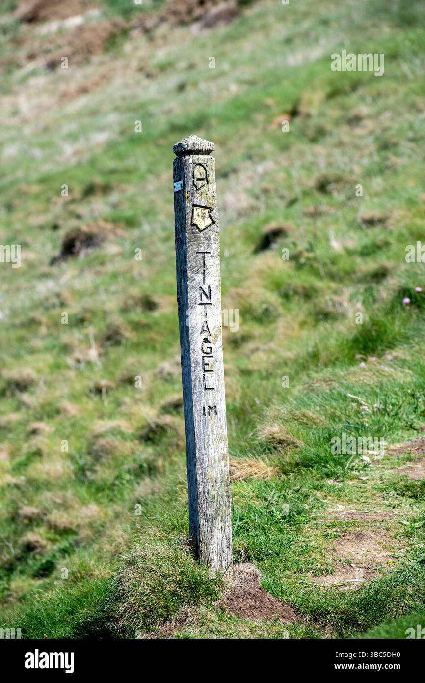 Cartello South West Coast Path che indica Tintagel in Cornovaglia, Inghilterra, Regno Unito Foto Stock