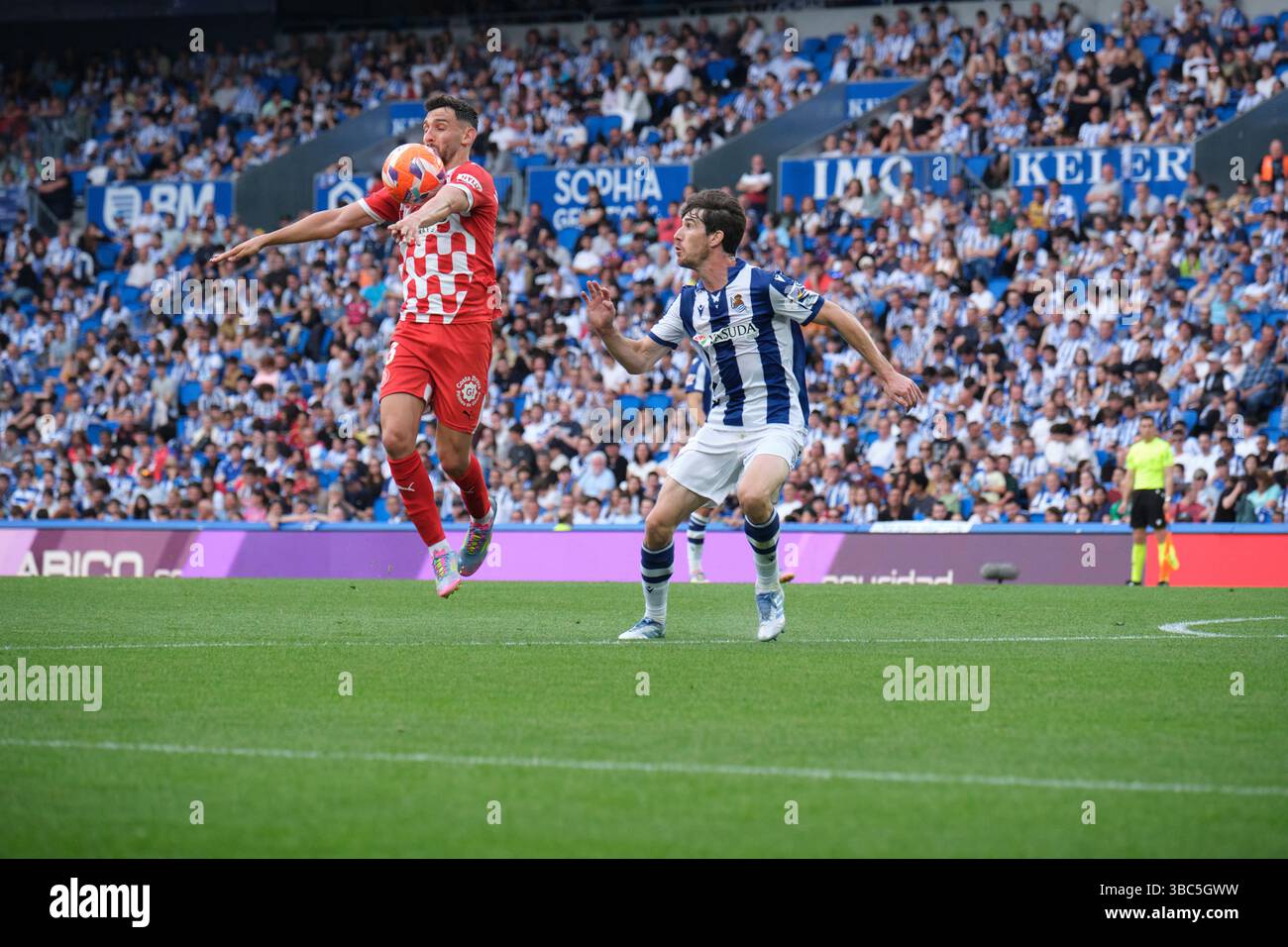 Donostia / San Sebastián, Gipuzkoa, Spagna - 18 maggio 2025: Iván Martín di Girona controlla la palla nella partita Real Sociedad vs Girona, parte della LaLiga EA SPORTS spagnola, tenutasi allo Stadio reale Arena. Crediti: Rubén Gil/Alamy Live News. Foto Stock