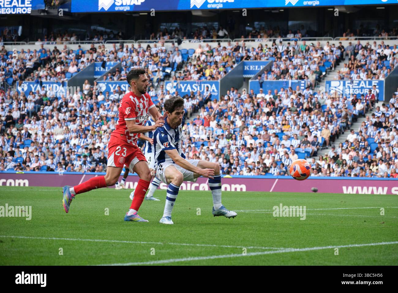 Donostia / San Sebastián, Gipuzkoa, Spagna - 18 maggio 2025: Iván Martín di Girona concorsi per il pallone con Aritz Elustondo del Real Sociedad nella partita Real Sociedad vs Girona, parte dello SPORT LaLiga spagnolo, tenutasi allo Stadio reale Arena. Crediti: Rubén Gil/Alamy Live News. Foto Stock