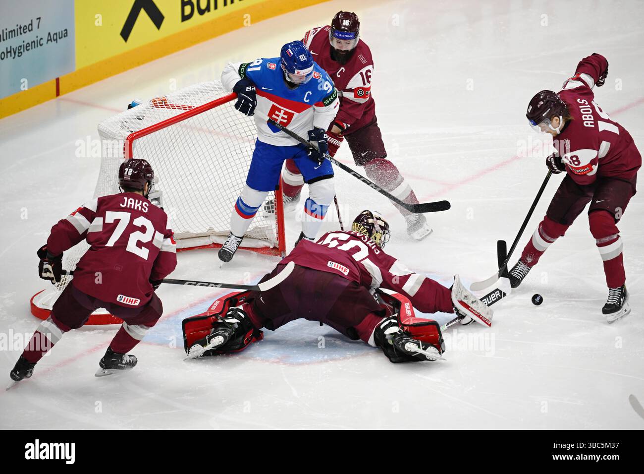 Stoccolma, Svezia. 18 maggio 2025. STOCCOLMA, SVEZIA 20250518Slovacchia Matus Sukel e il portiere lettone Kristers Gudlevskis e il lettone Rodrigo Abols durante il Campionato del mondo di hockey su ghiaccio IIHF A gruppo Una partita tra Slovacchia e Lettonia all'Avicii Arena di Stoccolma, Svezia, il 18 maggio 2025. Foto: Anders Wiklund/TT/codice 10040 credito: TT News Agency/Alamy Live News Foto Stock