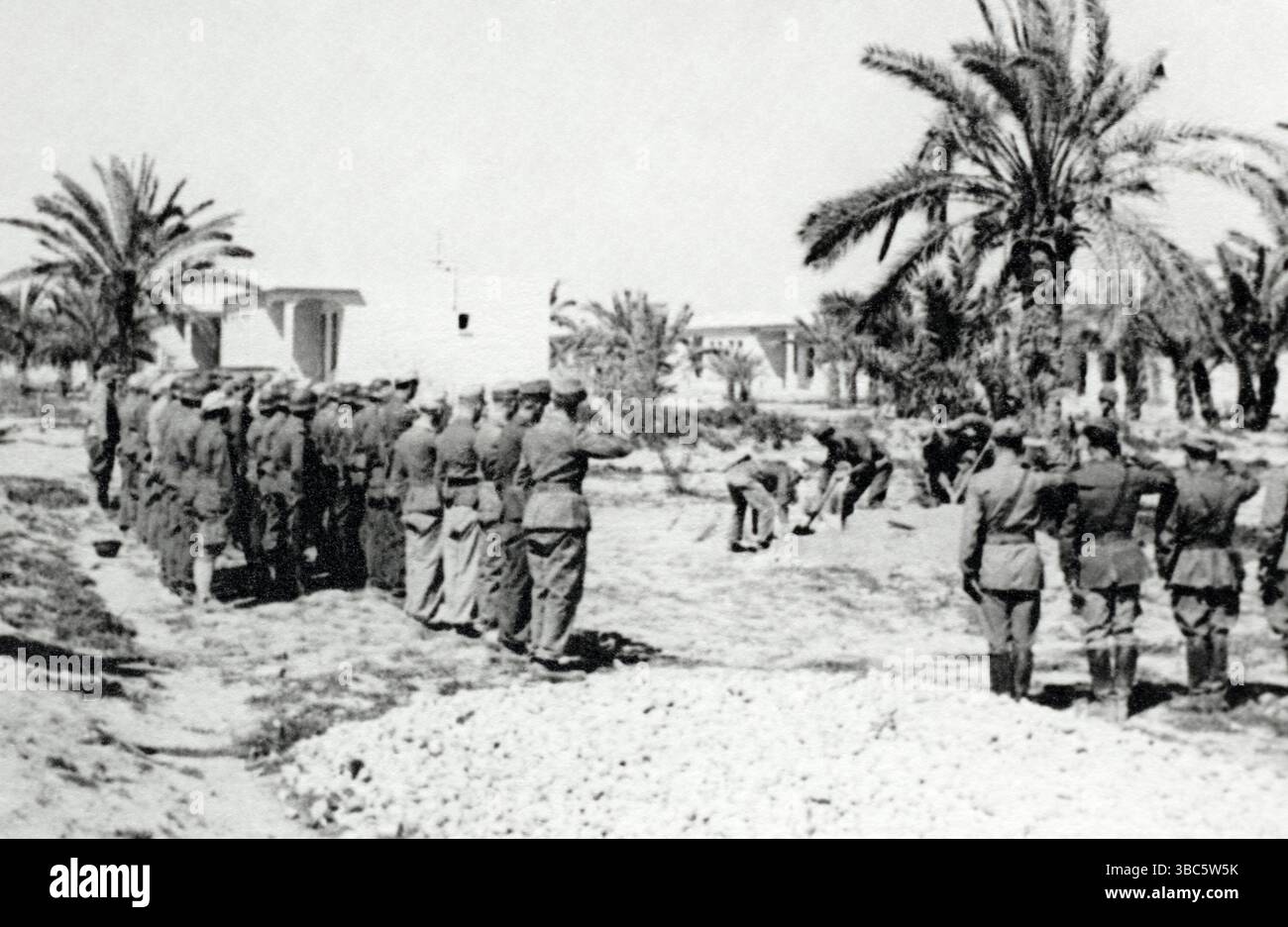 Soldati della 15a Divisione Panzer, Afrika Korps, al funerale di tre compagni caduti durante la campagna del Nord Africa. Foto Stock