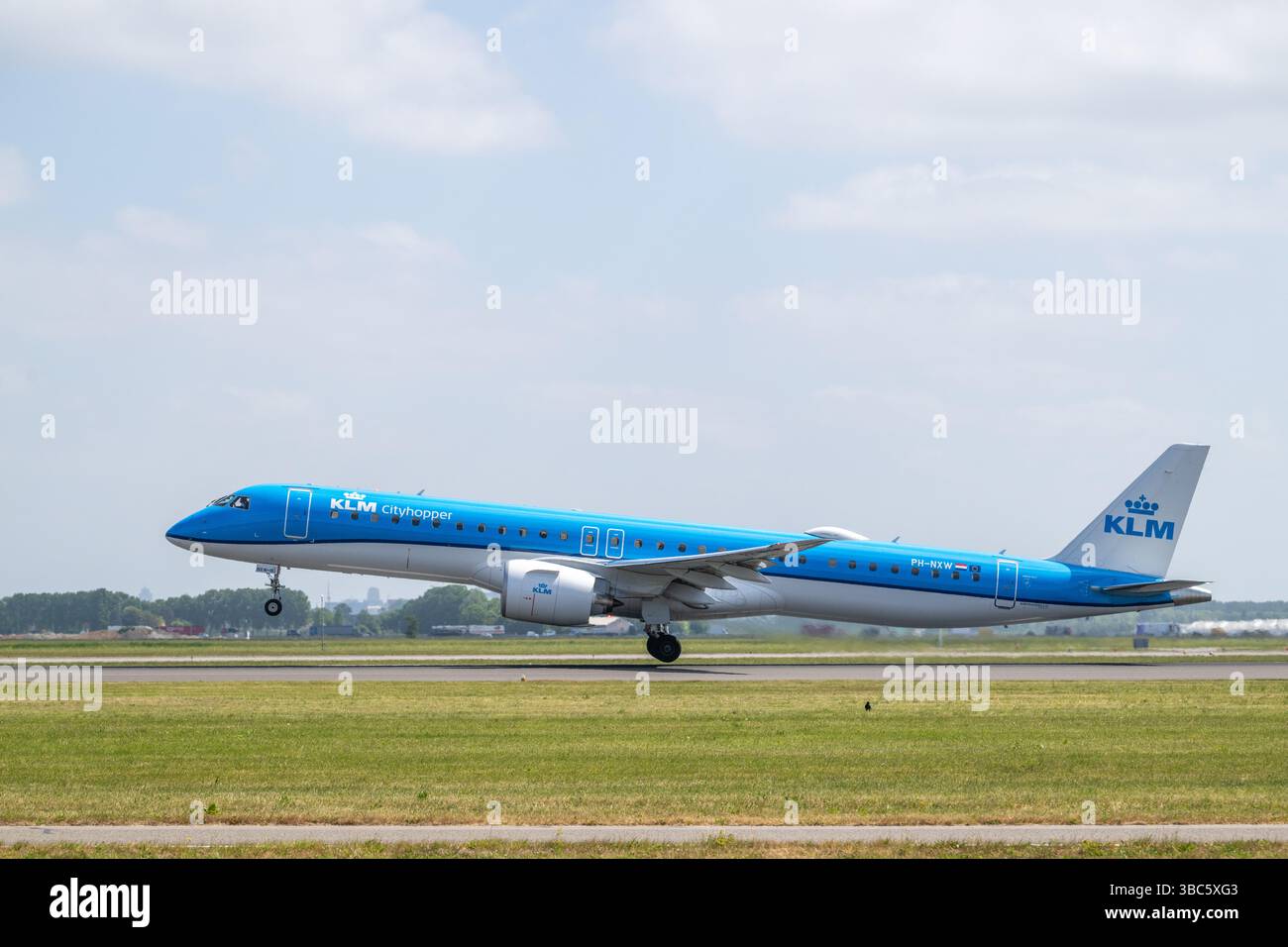 KLM Embraer 190 durante il decollo Foto Stock