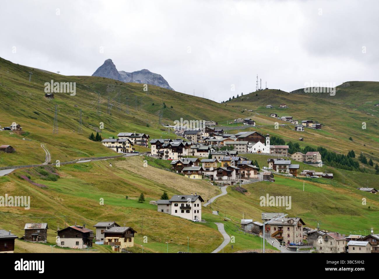 Città di montagna di Livigno, in Italia, in una giornata estiva Foto Stock