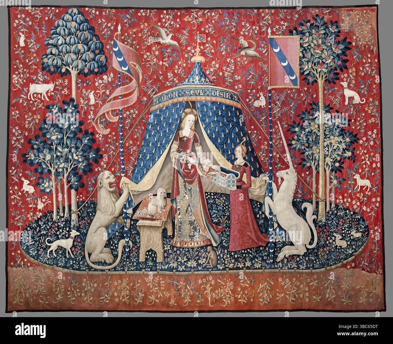 The Lady and the Unicorn (francese: La Dame à la licorne) è il titolo moderno dato a una serie di sei arazzi creati nello stile di mille Fleurs ('mille fiori') e tessuti nelle Fiandre da lana e seta, da disegni ('cartoni') disegnati a Parigi intorno al 1500.[1] il set è in mostra nel Musée de Cluny a Parigi. - La Signora e l'unicorno: à mon seul désir (Musée National du Moyen Âge, Parigi) Foto Stock