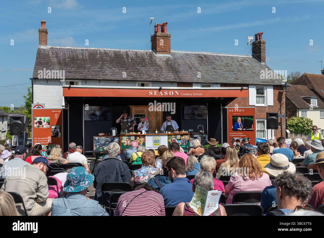 Alresford Watercress Festival, un evento annuale nell'Hampshire, Inghilterra, Regno Unito, 18 maggio 2025. Dimostrazione di cucina in corso Foto Stock