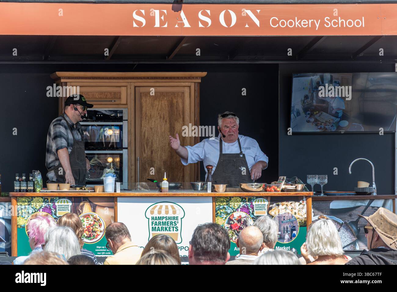 Alresford Watercress Festival, un evento annuale nell'Hampshire, Inghilterra, Regno Unito, 18 maggio 2025. Dimostrazione di cucina in corso Foto Stock