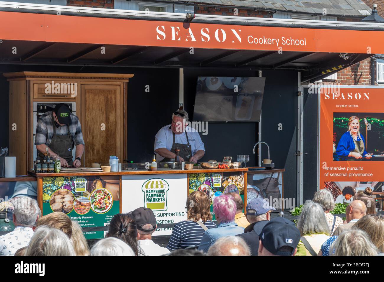 Alresford Watercress Festival, un evento annuale nell'Hampshire, Inghilterra, Regno Unito, 18 maggio 2025. Dimostrazione di cucina in corso Foto Stock