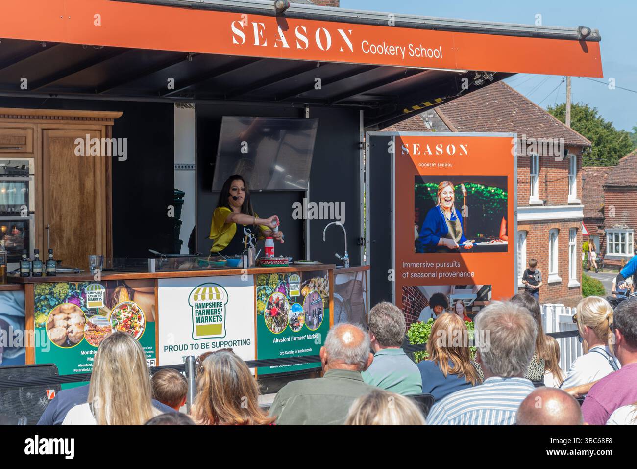 Alresford Watercress Festival, un evento annuale nell'Hampshire, Inghilterra, Regno Unito, 18 maggio 2025. Suki Pantal dà una dimostrazione di cucina indiana Foto Stock