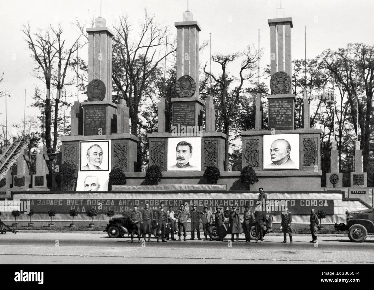 1945 stand di revisione della parata della vittoria militare dell'Unione Sovietica su Charlottenburger Chaussee, a ovest della porta di Brandeburgo a Berlino, Germania. La tribuna Foto Stock