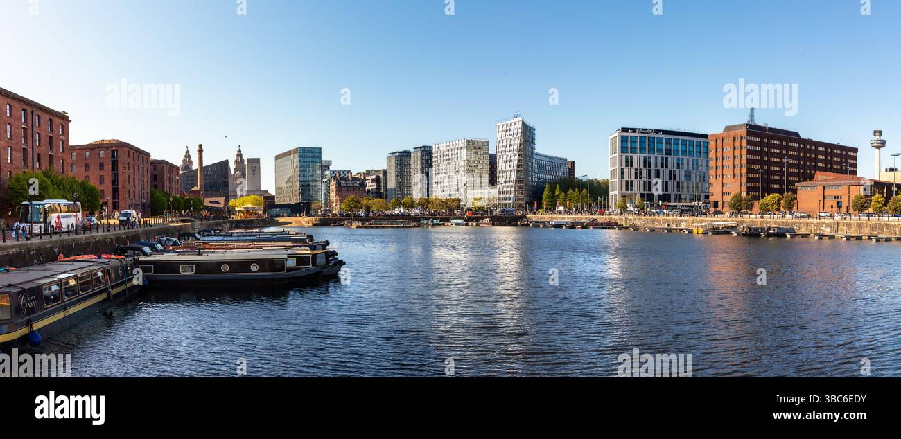 SALTHOUSE DOCK, LIVERPOOL, REGNO UNITO - 3 MAGGIO 2025. Panorama panoramico del Salthouse Dock nell'area Albert Dock di Liverpool con uno skyline urbano su una b Foto Stock