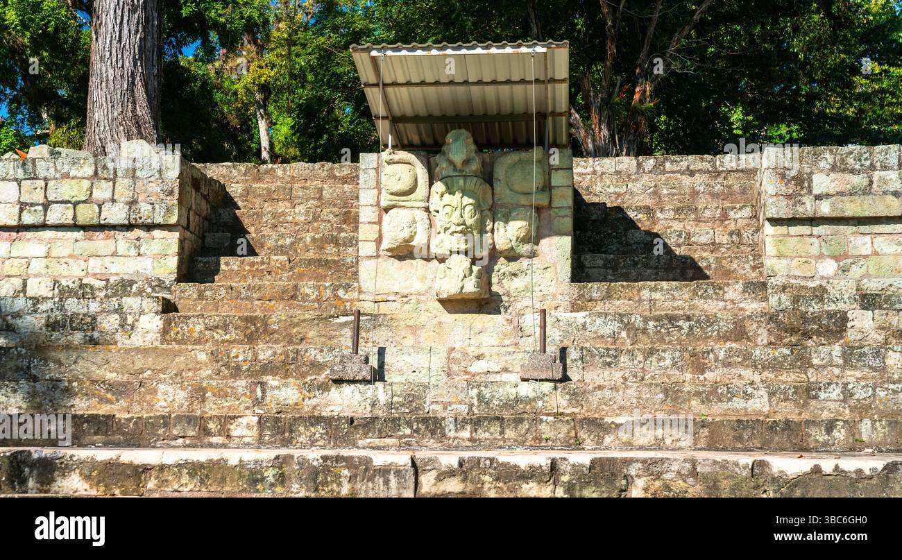 Divinità Maya scolpita sulla scalinata del Tempio nel sito archeologico di Copan. Patrimonio mondiale dell'UNESCO in Honduras Foto Stock