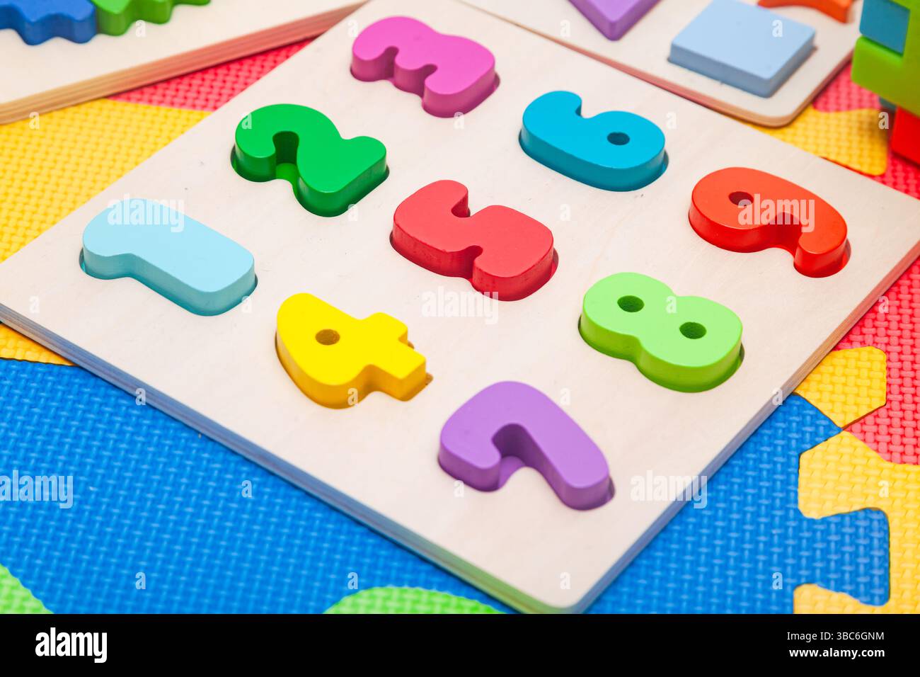 Giocattoli educativi per bambini su un tappetino da gioco. Foto Stock